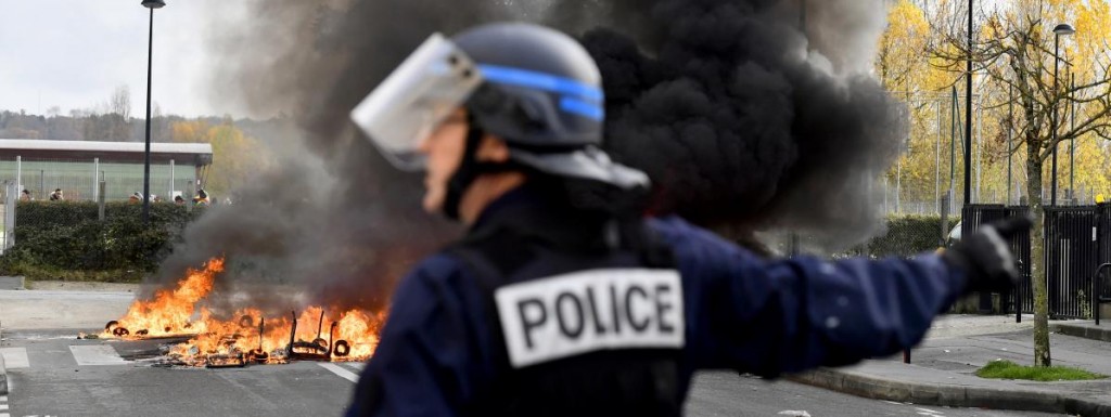 Gilets Jaunes Un Syndicat De Police Appelle Une Gr Ve Illimit E